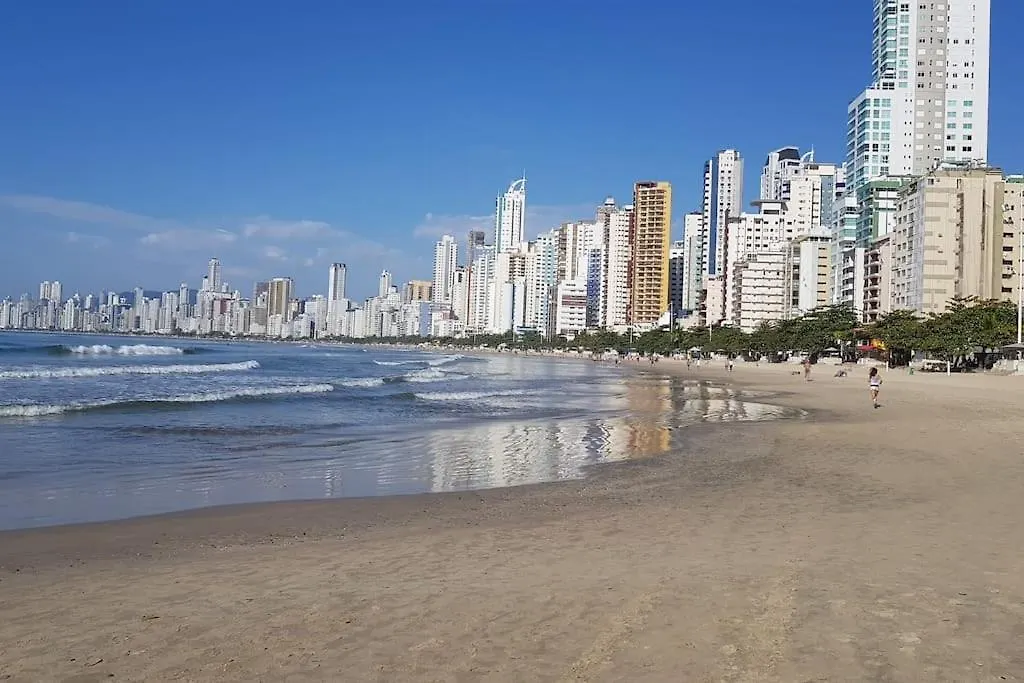 1 Quadra Da Praia E Da Roda Gigante Balneário Camboriú ブラジル